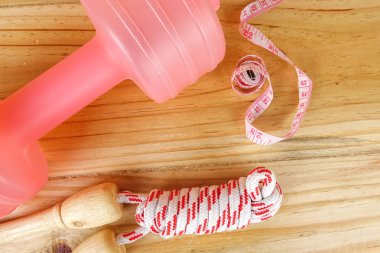 Etmek ve ahşap arka plan üzerinde ip atlama. Fitness ve sağlıklı yaşam konsepti.