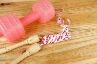 Etmek ve ahşap arka plan üzerinde ip atlama. Fitness ve sağlıklı yaşam konsepti.