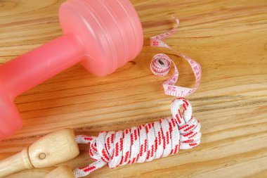 Etmek ve ahşap arka plan üzerinde ip atlama. Fitness ve sağlıklı yaşam konsepti.