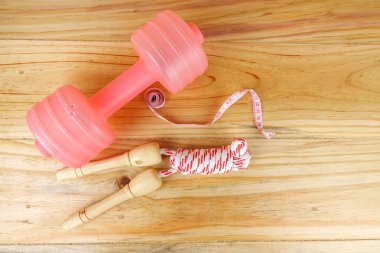 Etmek ve ahşap arka plan üzerinde ip atlama. Fitness ve sağlıklı yaşam konsepti.