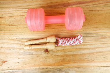 Etmek ve ahşap arka plan üzerinde ip atlama. Fitness ve sağlıklı yaşam konsepti.