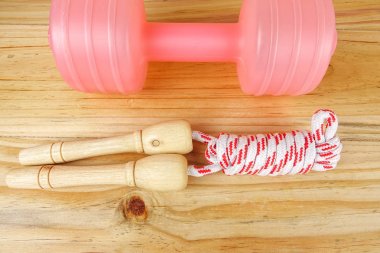 Etmek ve ahşap arka plan üzerinde ip atlama. Fitness ve sağlıklı yaşam konsepti.