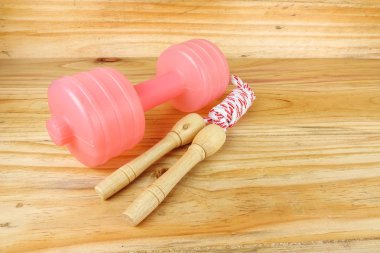 Etmek ve ahşap arka plan üzerinde ip atlama. Fitness ve sağlıklı yaşam konsepti.