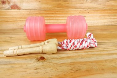 Etmek ve ahşap arka plan üzerinde ip atlama. Fitness ve sağlıklı yaşam konsepti.