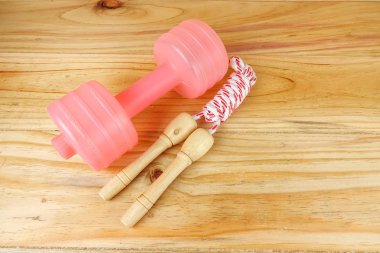 Etmek ve ahşap arka plan üzerinde ip atlama. Fitness ve sağlıklı yaşam konsepti.