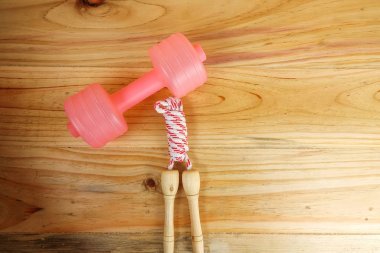 Etmek ve ahşap arka plan üzerinde ip atlama. Fitness ve sağlıklı yaşam konsepti.