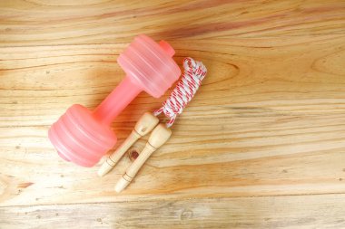 Etmek ve ahşap arka plan üzerinde ip atlama. Fitness ve sağlıklı yaşam konsepti.