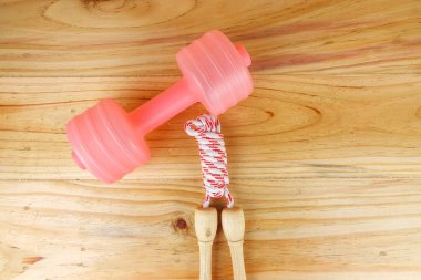 Etmek ve ahşap arka plan üzerinde ip atlama. Fitness ve sağlıklı yaşam konsepti.