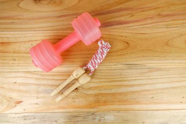 Etmek ve ahşap arka plan üzerinde ip atlama. Fitness ve sağlıklı yaşam konsepti.