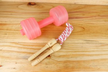 Etmek ve ahşap arka plan üzerinde ip atlama. Fitness ve sağlıklı yaşam konsepti.