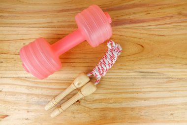 Etmek ve ahşap arka plan üzerinde ip atlama. Fitness ve sağlıklı yaşam konsepti.