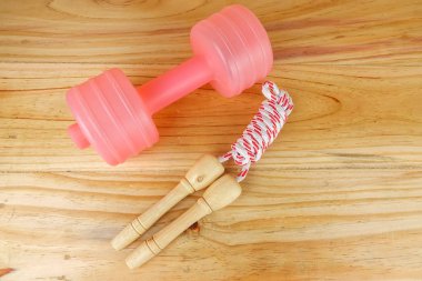 Etmek ve ahşap arka plan üzerinde ip atlama. Fitness ve sağlıklı yaşam konsepti.