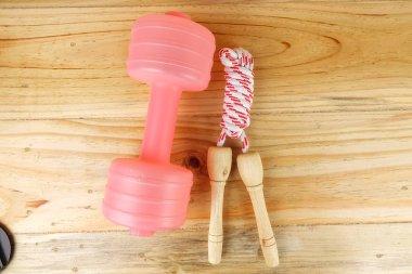 Etmek ve ahşap arka plan üzerinde ip atlama. Fitness ve sağlıklı yaşam konsepti.