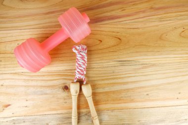 Etmek ve ahşap arka plan üzerinde ip atlama. Fitness ve sağlıklı yaşam konsepti.