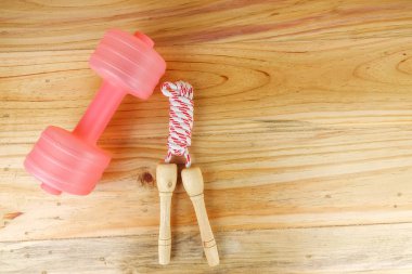 Etmek ve ahşap arka plan üzerinde ip atlama. Fitness ve sağlıklı yaşam konsepti.