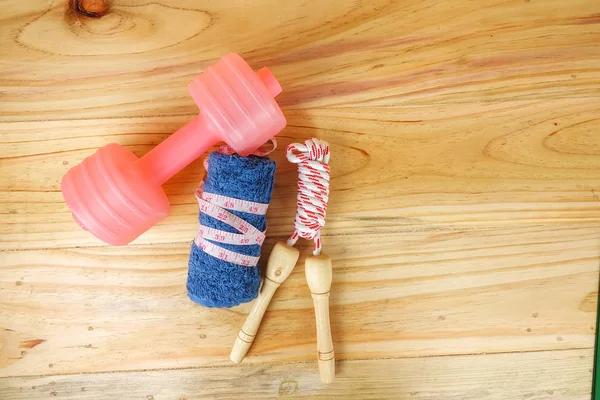 Etmek ve ahşap arka plan üzerinde ip atlama. Fitness ve sağlıklı yaşam konsepti.