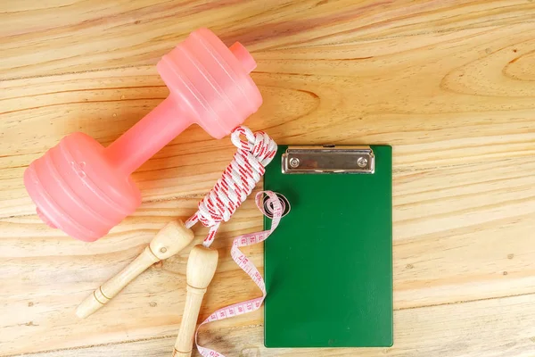 Etmek ve ahşap arka plan üzerinde ip atlama. Fitness ve sağlıklı yaşam konsepti.