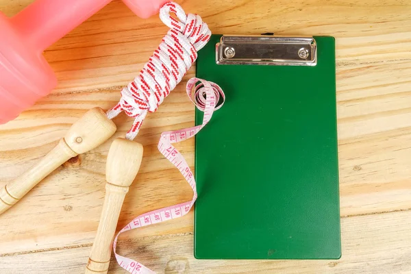 Etmek ve ahşap arka plan üzerinde ip atlama. Fitness ve sağlıklı yaşam konsepti.