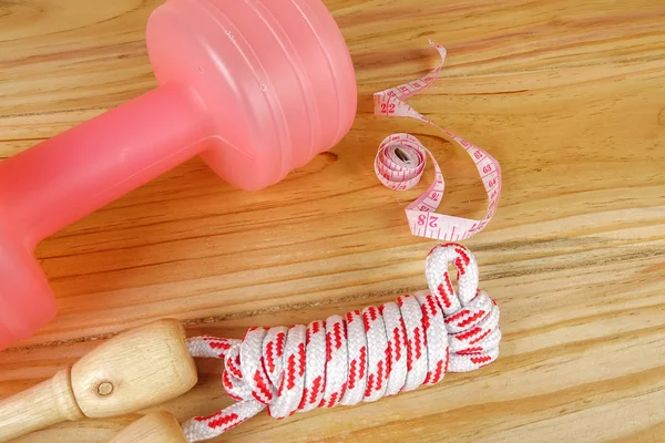 Etmek ve ahşap arka plan üzerinde ip atlama. Fitness ve sağlıklı yaşam konsepti.