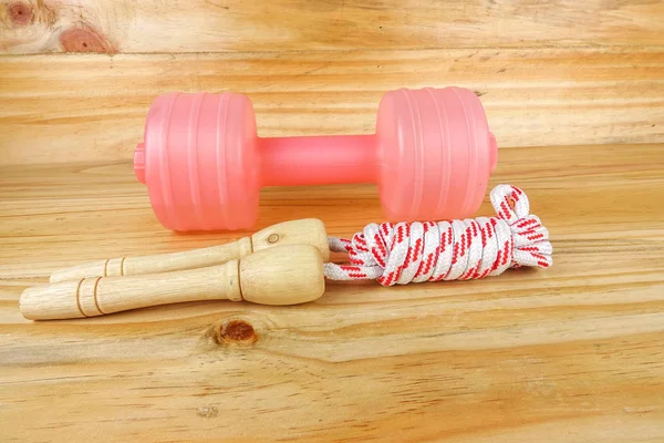 Etmek ve ahşap arka plan üzerinde ip atlama. Fitness ve sağlıklı yaşam konsepti.