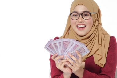 Mutlu bir şekilde tutarak ve beyaz bir arka plan üzerinde izole para gösterilen güzel Bayan