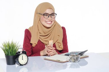 Mutlu bir şekilde tutarak ve beyaz bir arka plan üzerinde izole para gösterilen güzel Bayan