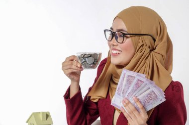 Mutlu bir şekilde tutarak ve beyaz bir arka plan üzerinde izole para gösterilen güzel Bayan