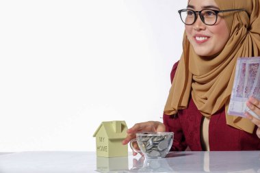 Mutlu bir şekilde tutarak ve beyaz bir arka plan üzerinde izole para gösterilen güzel Bayan