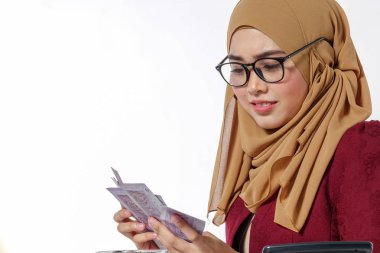 Mutlu bir şekilde tutarak ve beyaz bir arka plan üzerinde izole para gösterilen güzel Bayan