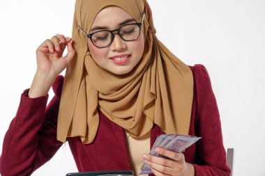 Mutlu bir şekilde tutarak ve beyaz bir arka plan üzerinde izole para gösterilen güzel Bayan