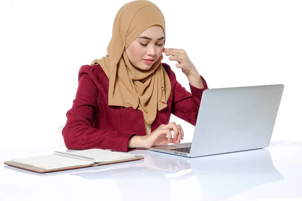 Retrato Mulher Hijap Asiática Bonita Frente Laptop — Fotografia de Stock