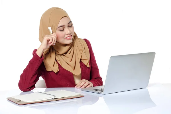 Portrait Pretty Asian Hijap Woman Front Laptop — Stock Photo, Image