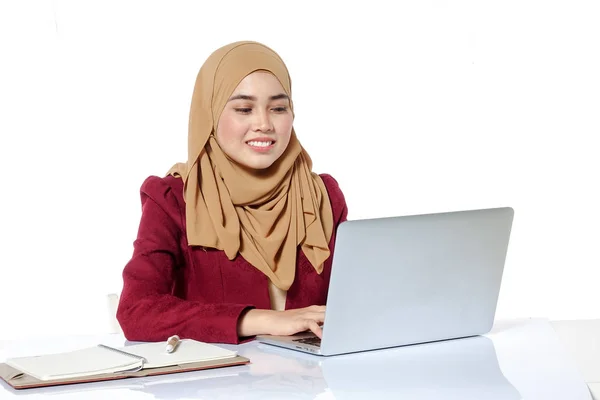 Retrato Mulher Hijap Asiática Bonita Frente Laptop — Fotografia de Stock