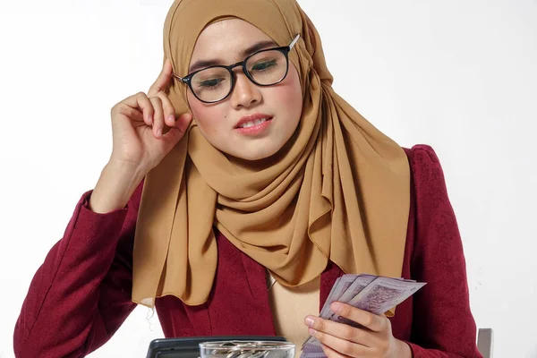 Mutlu bir şekilde tutarak ve beyaz bir arka plan üzerinde izole para gösterilen güzel Bayan