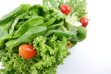 marul bir yığın closeup karışımı salata beyaz zemin üzerine