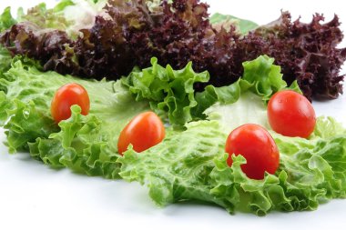 marul bir yığın closeup karışımı salata beyaz zemin üzerine