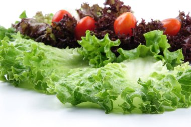 marul bir yığın closeup karışımı salata beyaz zemin üzerine