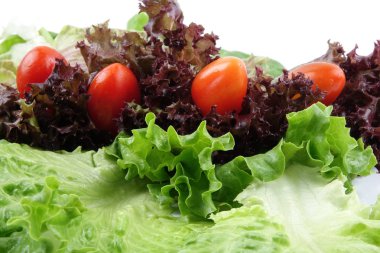 marul bir yığın closeup karışımı salata beyaz zemin üzerine