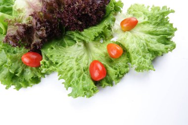 marul bir yığın closeup karışımı salata beyaz zemin üzerine