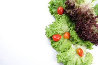 marul bir yığın closeup karışımı salata beyaz zemin üzerine
