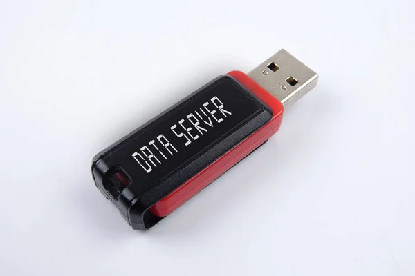 Clé USB noire et rouge isolée sur fond blanc avec DATA — Photo