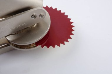 Beyaz izole ortak mühür ve kırmızı etiket office damgası.