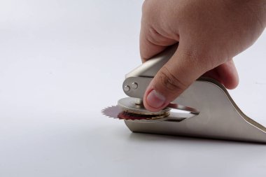 Beyaz izole ortak mühür ve kırmızı etiket office damgası.