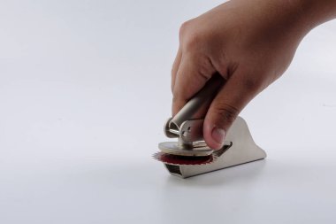 Beyaz izole ortak mühür ve kırmızı etiket office damgası.