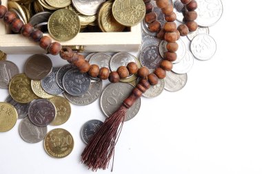 Para ahşap kutu ve tespih çıktı. İslami finans/kavram bankacılık