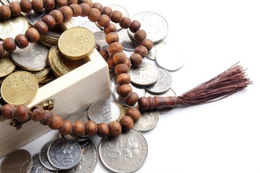Para ahşap kutu ve tespih çıktı. İslami finans/kavram bankacılık