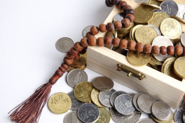 Para ahşap kutu ve tespih çıktı. İslami finans/kavram bankacılık