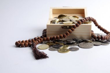 Para ahşap kutu ve tespih çıktı. İslami finans/kavram bankacılık