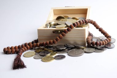 Para ahşap kutu ve tespih çıktı. İslami finans/kavram bankacılık