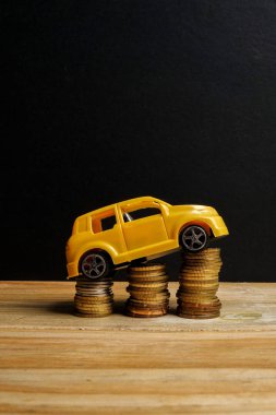 Minyatür araç sikke yığını. Otomatik trasportation kavramsal.